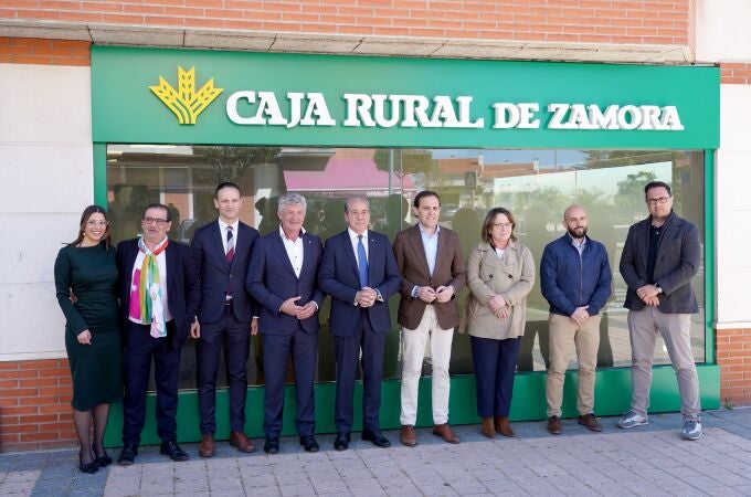 Cipriano García, Sarbelio Fernández y Conrado Íscar en la inauguración de la nueva oficina de Caja Rural Zamora en Arroyo de la Encomienda (Valladolid)