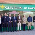 Cipriano García, Sarbelio Fernández y Conrado Íscar en la inauguración de la nueva oficina de Caja Rural Zamora en Arroyo de la Encomienda (Valladolid)