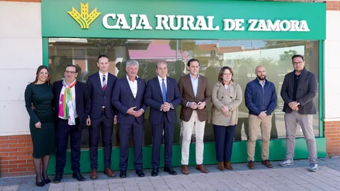 Cipriano García, Sarbelio Fernández y Conrado Íscar en la inauguración de la nueva oficina de Caja Rural Zamora en Arroyo de la Encomienda (Valladolid)