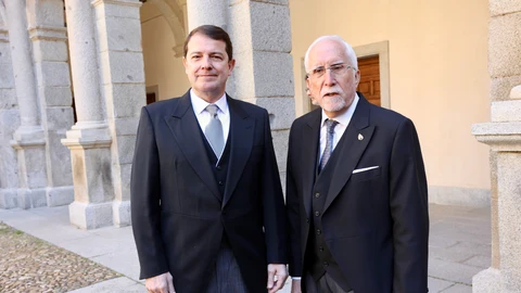 Fernández Mañueco junto a Luis Mateo Díez en el acto de recogida del Premio Cervantes