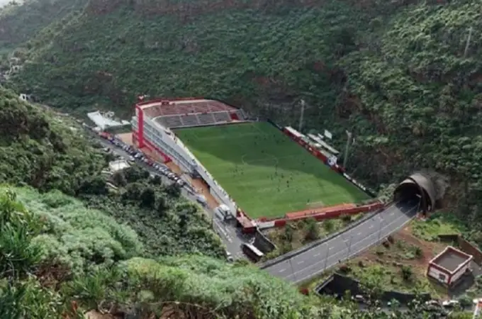 Este es uno de los 10 campos de fútbol más extraños del mundo... ¡Y está en España!