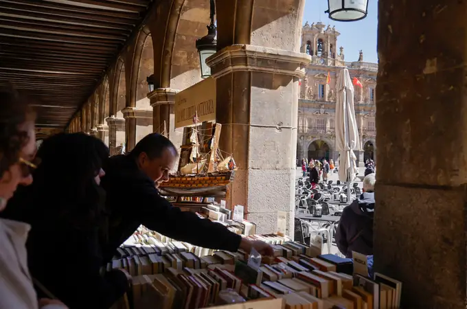 Un total de 24 librerías y una editorial salmantinas se dan cita en la Plaza Mayor de Salamanca para celebrar el Día del Libro