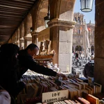 La Plaza Mayor de Salamanca celebra el Día del Libro