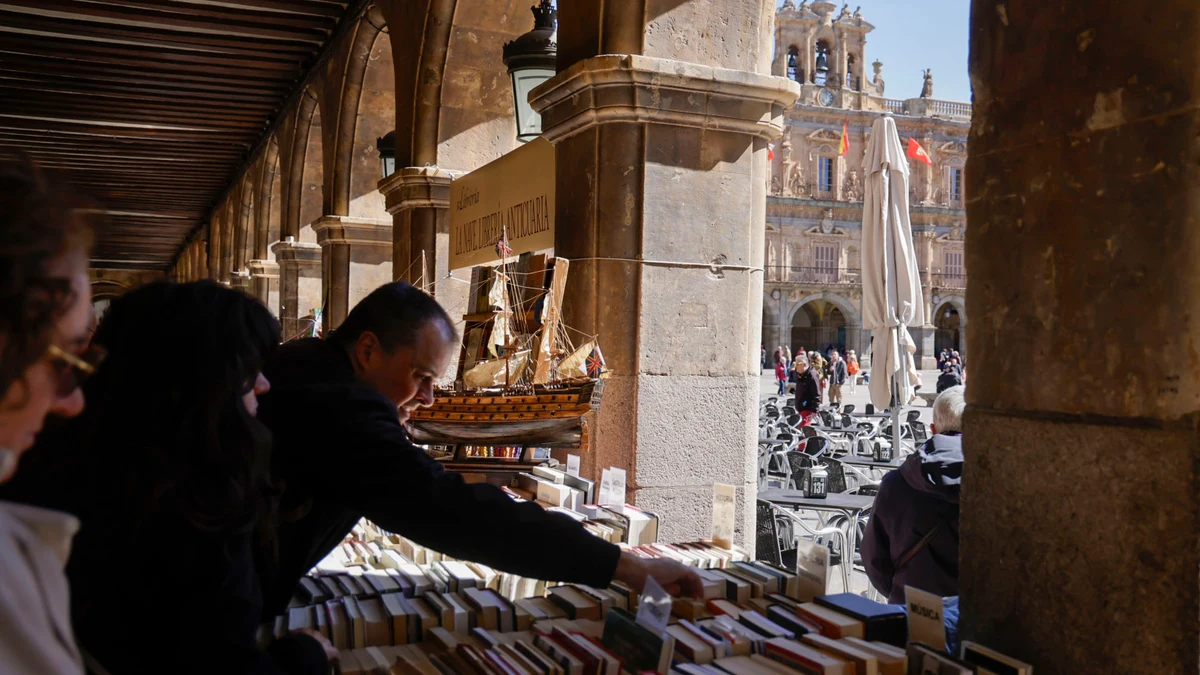 Un total de 24 librerías y una editorial salmantinas se dan cita en la Plaza Mayor de Salamanca para celebrar el Día del Libro