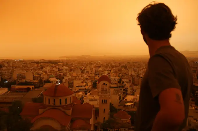 Las nubes de polvo sahariano tiñen de naranja el cielo de Atenas