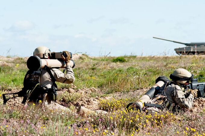 Imagen de un soldado con un lanzacohetes Instalaza Alcotán de 100 mm