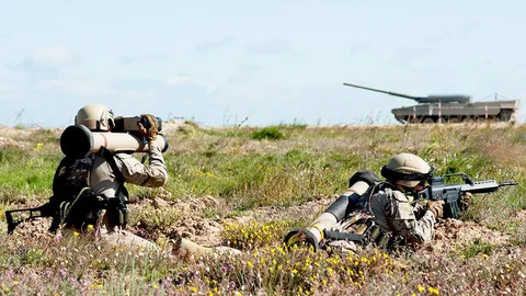 Imagen de un soldado con un lanzacohetes Instalaza Alcotán de 100 mm