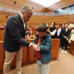 Carlos Pollán recibiendo a los invitados al Parlamento regional
