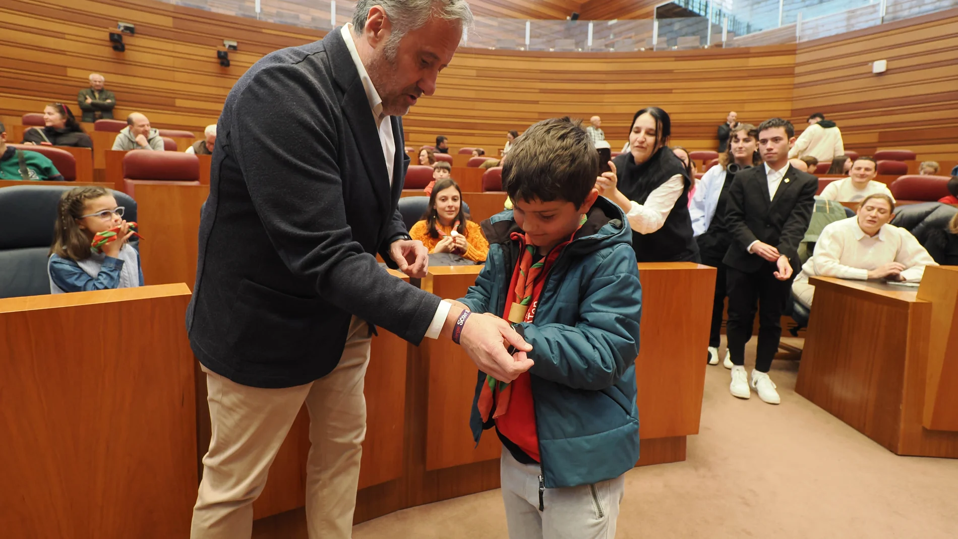 Carlos Pollán recibiendo a los invitados al Parlamento regional