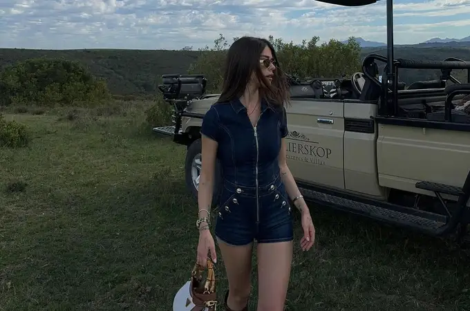 El look de safari más sexy de Violeta Mangriñán con mono vaquero (y botas) es el que nosotras vamos a llevar por la ciudad
