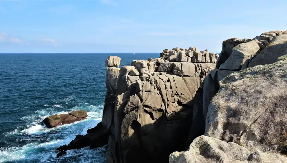 La erosión causada por el viento y el constante golpeteo de las olas ha esculpido estas formaciones rocosas.