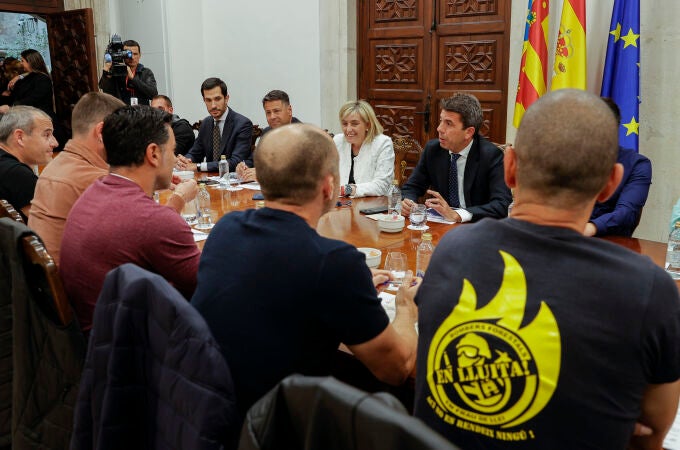 El president de la Generalitat, Carlos Mazón, se reúne con representantes sindicales de los bomberos forestales