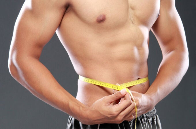 Marcar los abdominales supone una dieta de déficit calórico y bastante ejercicio durante un tiempo determinado, aunque no garantiza lucir el "six-pack"
