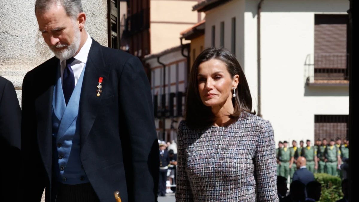 La Reina Letizia derrocha elegancia (y estilo parisino) con un nuevo vestido de tweed para la entrega del Premio Cervantes