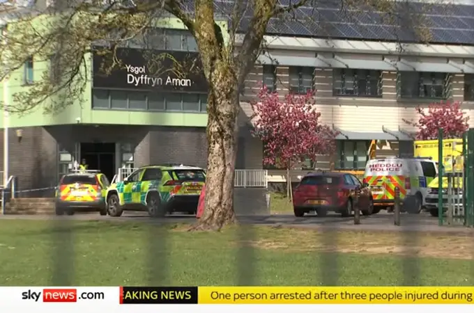 Tres heridos leves en un ataque con cuchillo en un colegio del sur de Gales