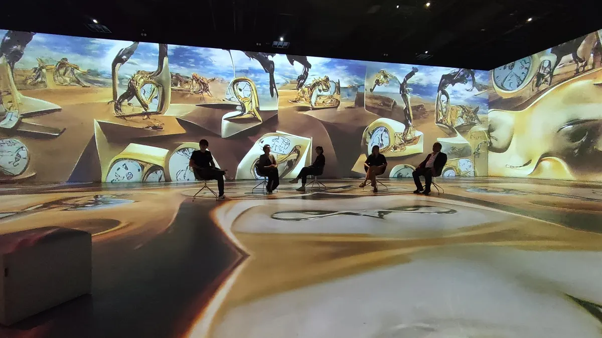 El arte digital convence en Valencia: 15.000 personas visitan la exposición de Dalí de Bombas Gens
