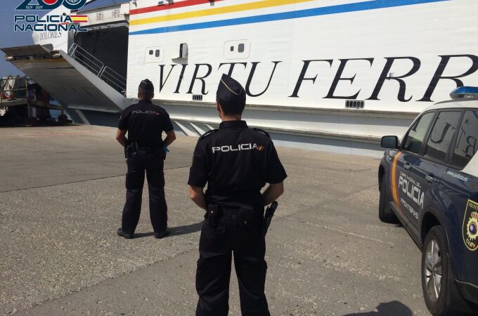 Agentes de la Policía Nacional en el Puerto de Tarifa