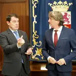 El presidente de la Junta, Alfonso Fernández Mañueco, conversa con el alcalde de Soria, Carlos Martínez
