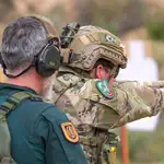 Un miembro del EZAPAC y otro del GAR de la Guardia Civil durante el entrenamiento