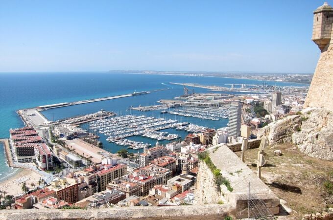 Alicante.- TSJCV reconoce la licencia ambiental de una empresa para instalar depósitos de combustible en el Puerto