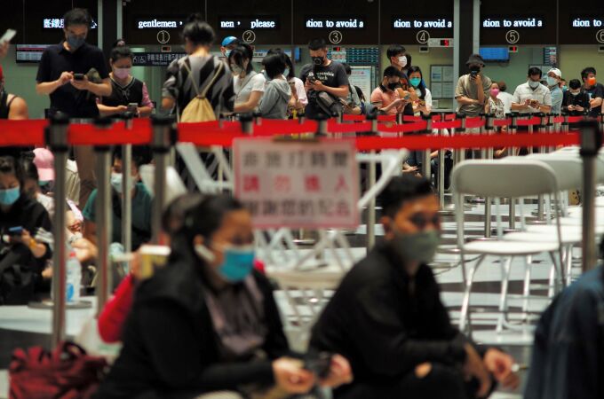 Ciudadanos de Taiwán hacen cola para recibir la vacuna contra la covid durante la pandemia