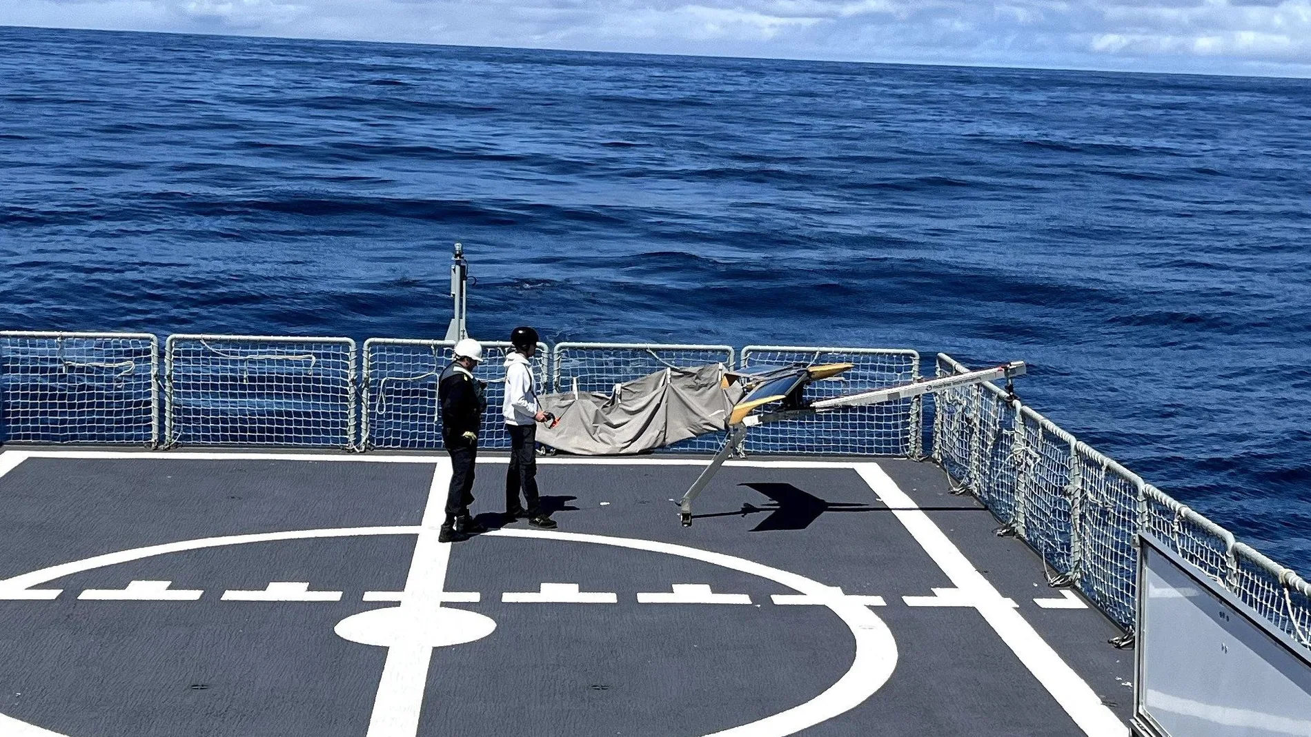 Un dron M5D-Airfox a bordo del patrullero Arnomendi de la Armada