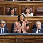 La ministra de Defensa, Margarita Robles, interviene durante una sesión de control al Gobierno, en el Congreso de los Diputados, a 24 de abril de 2024.