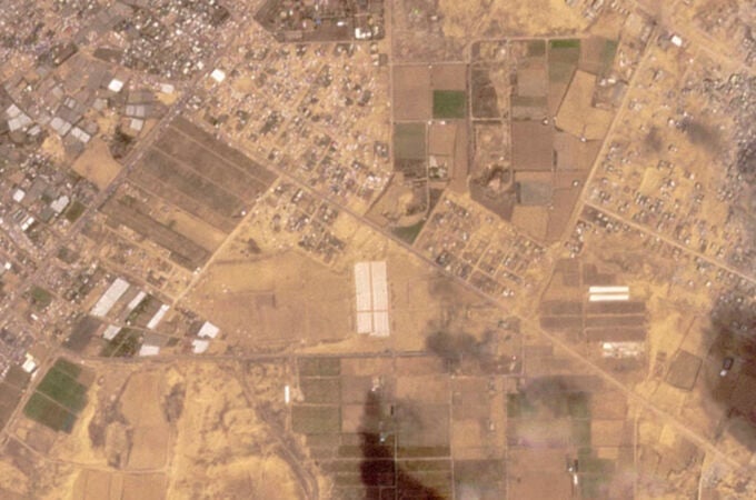 Imagen satelital que muestra la instalación de tiendas de campaña cerca de Jan Yunis, en la Franja de Gaza