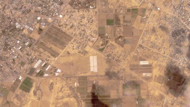 Imagen satelital que muestra la instalación de tiendas de campaña cerca de Jan Yunis, en la Franja de Gaza
