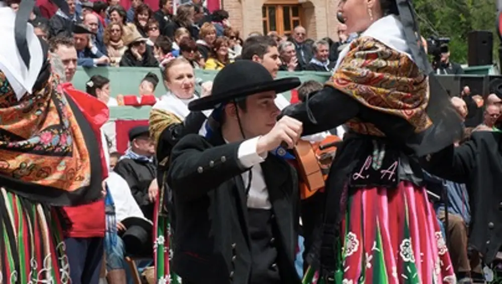 Grupo folklórico en la Fiesta del Olivo de Mora (Toledo)