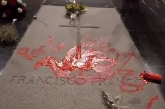 MADRID.-El artista que pintó la tumba de Franco se encierra en un escaparate por la "demora" en el fallo del Supremo