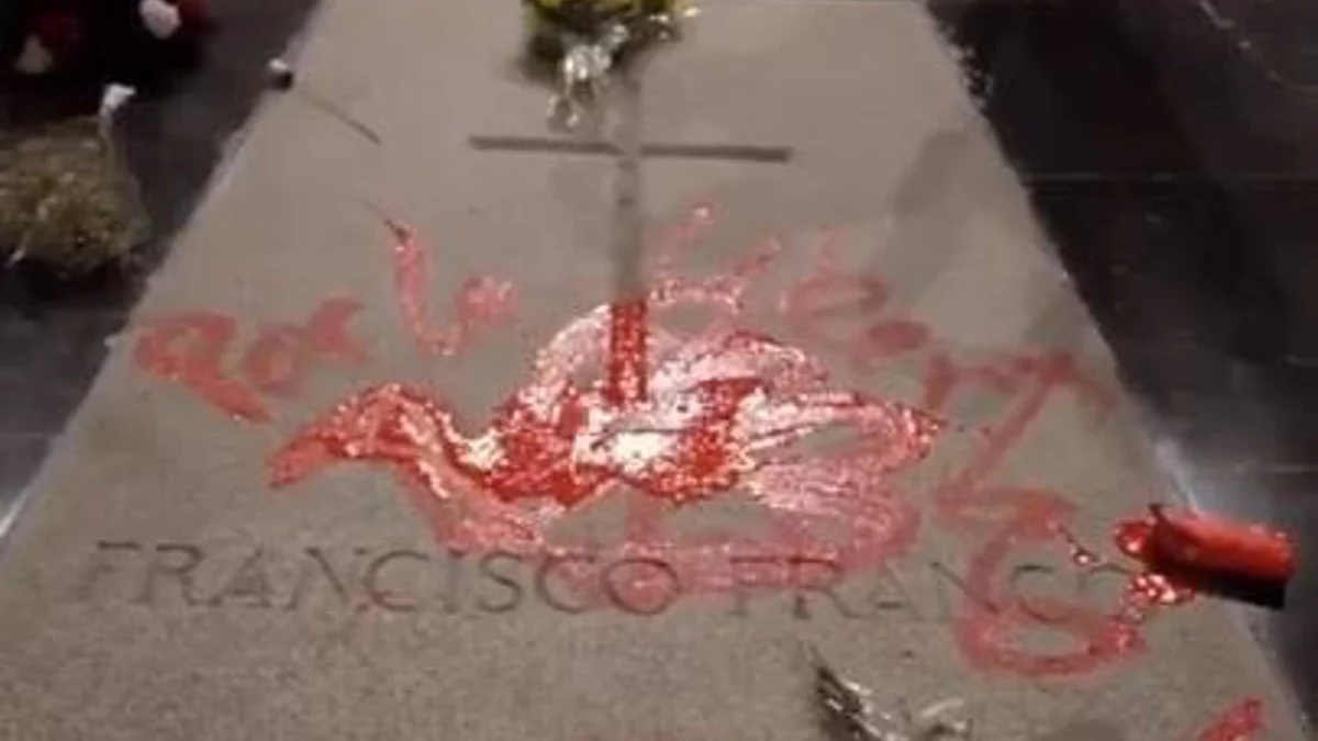 El artista que pintó la tumba de Franco se encierra en un escaparate por la “demora” en el fallo del Supremo