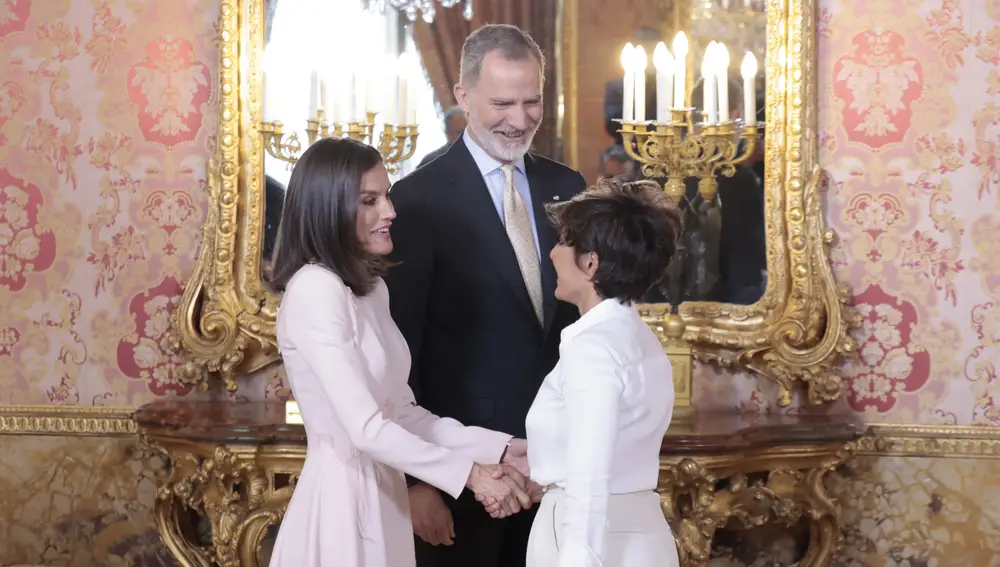 Los Reyes Felipe VI y Letizia saludan a Sonsoles Ónega en el Palacio Real de Madrid