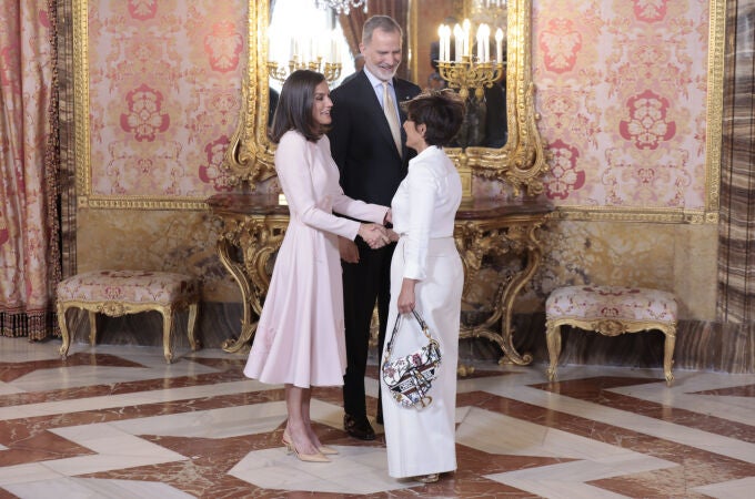 Los looks de la Reina Letizia y Sonsoles Ónega.