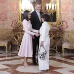 Los looks de la Reina Letizia y Sonsoles Ónega.