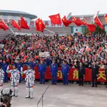 Jiuquan (China), 25/04/2024.- Shenzhou-18 manned spaceflight mission astronauts commander Ye Guangfu (R), Li Cong (C), and Li Guangsu wave during the see-off ceremony before the launch in Jiuquan, Gansu province, China, 25 April 2024. China&#39;s Shenzhou-18 manned spaceflight mission with three astronauts is the third manned spaceflight mission of China Space Station&#39;s development phase. The mission will last for about six months and the crew will carry out tasks such as installation, commissioning, maintenance, repair, and experiments in space. EFE/EPA/WU HAO