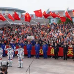 Jiuquan (China), 25/04/2024.- Shenzhou-18 manned spaceflight mission astronauts commander Ye Guangfu (R), Li Cong (C), and Li Guangsu wave during the see-off ceremony before the launch in Jiuquan, Gansu province, China, 25 April 2024. China's Shenzhou-18 manned spaceflight mission with three astronauts is the third manned spaceflight mission of China Space Station's development phase. The mission will last for about six months and the crew will carry out tasks such as installation, commissioning, maintenance, repair, and experiments in space. EFE/EPA/WU HAO