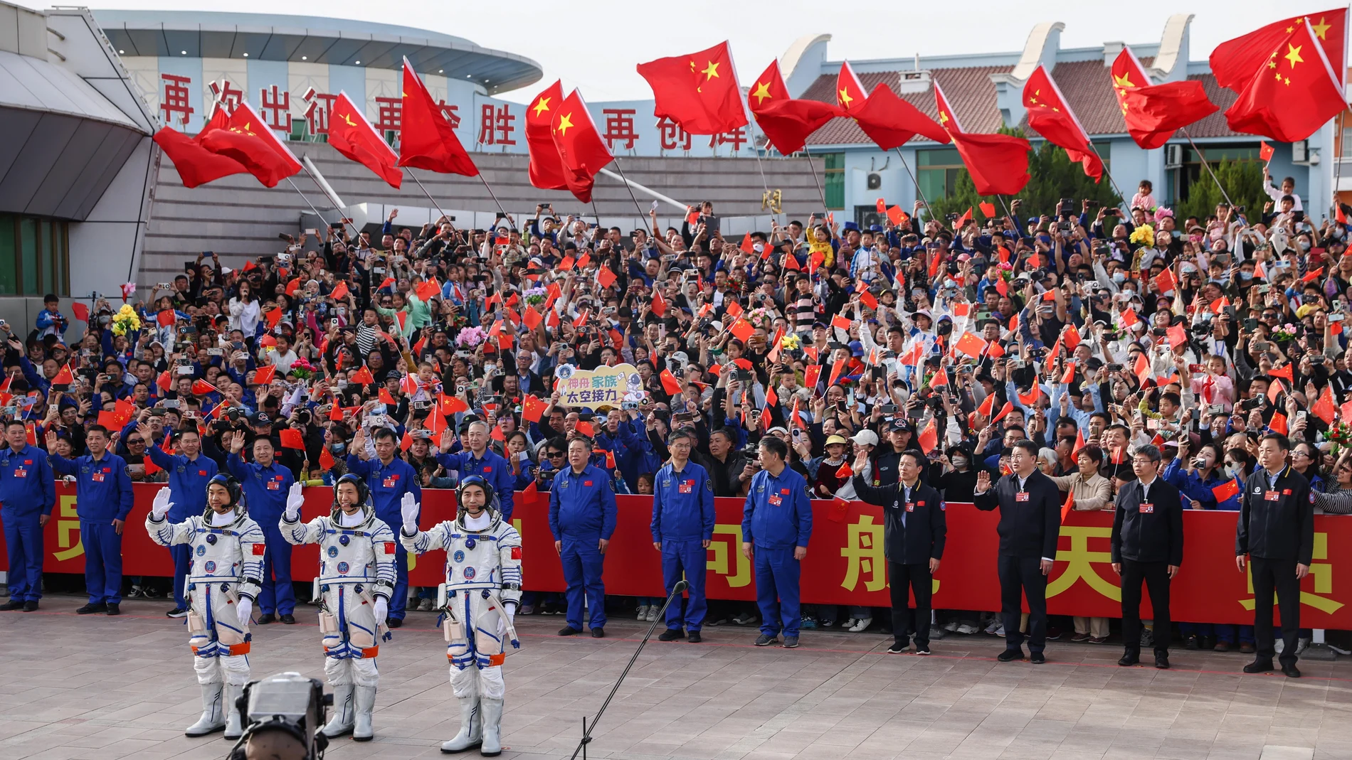 Jiuquan (China), 25/04/2024.- Shenzhou-18 manned spaceflight mission astronauts commander Ye Guangfu (R), Li Cong (C), and Li Guangsu wave during the see-off ceremony before the launch in Jiuquan, Gansu province, China, 25 April 2024. China's Shenzhou-18 manned spaceflight mission with three astronauts is the third manned spaceflight mission of China Space Station's development phase. The mission will last for about six months and the crew will carry out tasks such as installation, commissioning, maintenance, repair, and experiments in space. EFE/EPA/WU HAO