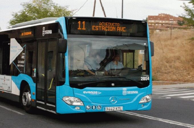 Una autobús urbano circula por Segovia
