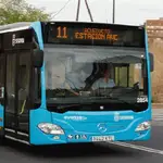 Una autobús urbano circula por Segovia