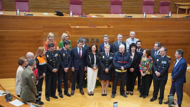 Foto de familia de los premiados junto al presidente de la Generalitat, la presidenta de Les Corts, miembros de la Mesa y los portavoces