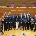 Foto de familia de los premiados junto al presidente de la Generalitat, la presidenta de Les Corts, miembros de la Mesa y los portavoces
