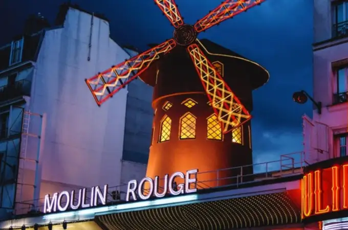 Espectacular caída de las aspas del Moulin Rouge en plena noche de París