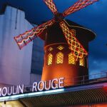 La fachada del mítico cabaret parisino Moulin Rouge 