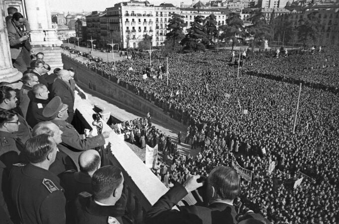 Francisco Franco durante su discurso en la Plaza de Oriente