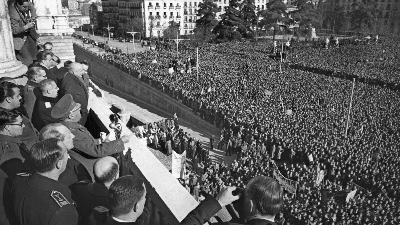 「エル・ソシャリスタ」は1975年に「メディアに対する弾圧」と「軍議」を非難した。