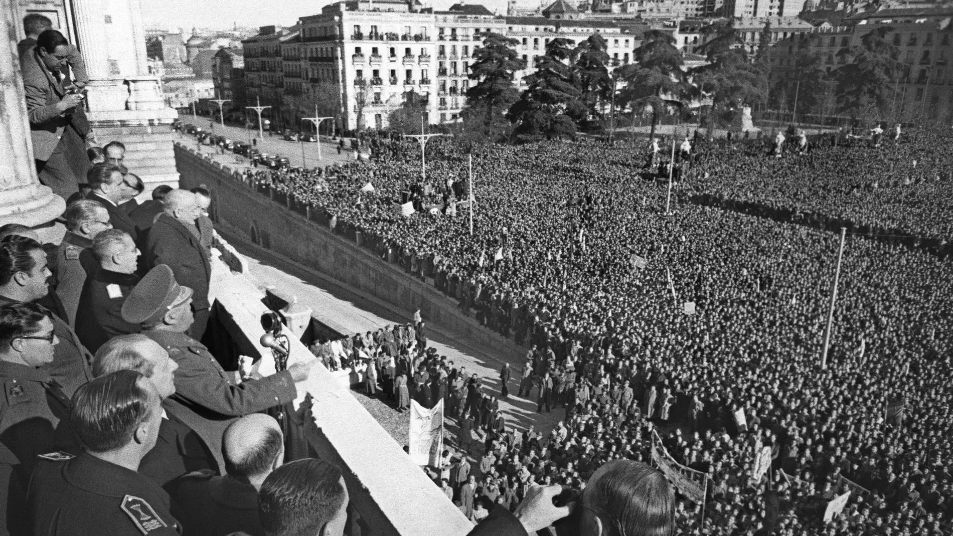 Francisco Franco durante uno de sus discursos en la Plaza de Oriente
