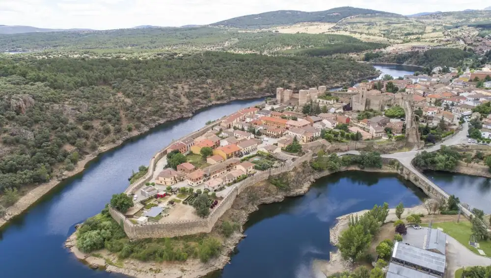 Vista aérea de Buitrago del Lozoya a orillas del río Lozoya