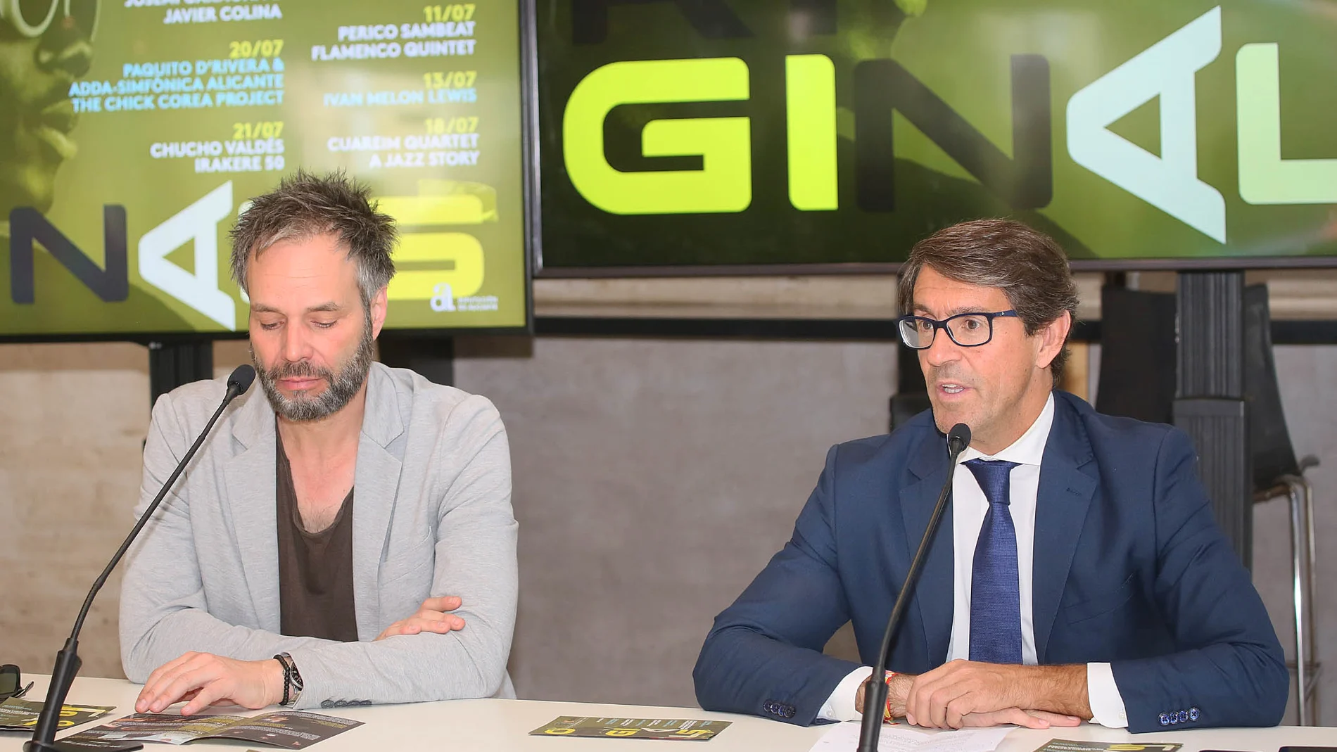 El director del ADDA Simfònica, Josep Vicent, y el diputado de Cultura, Juan de Dios Navarro, en la presentación hoy del Fijazz de Alicante.