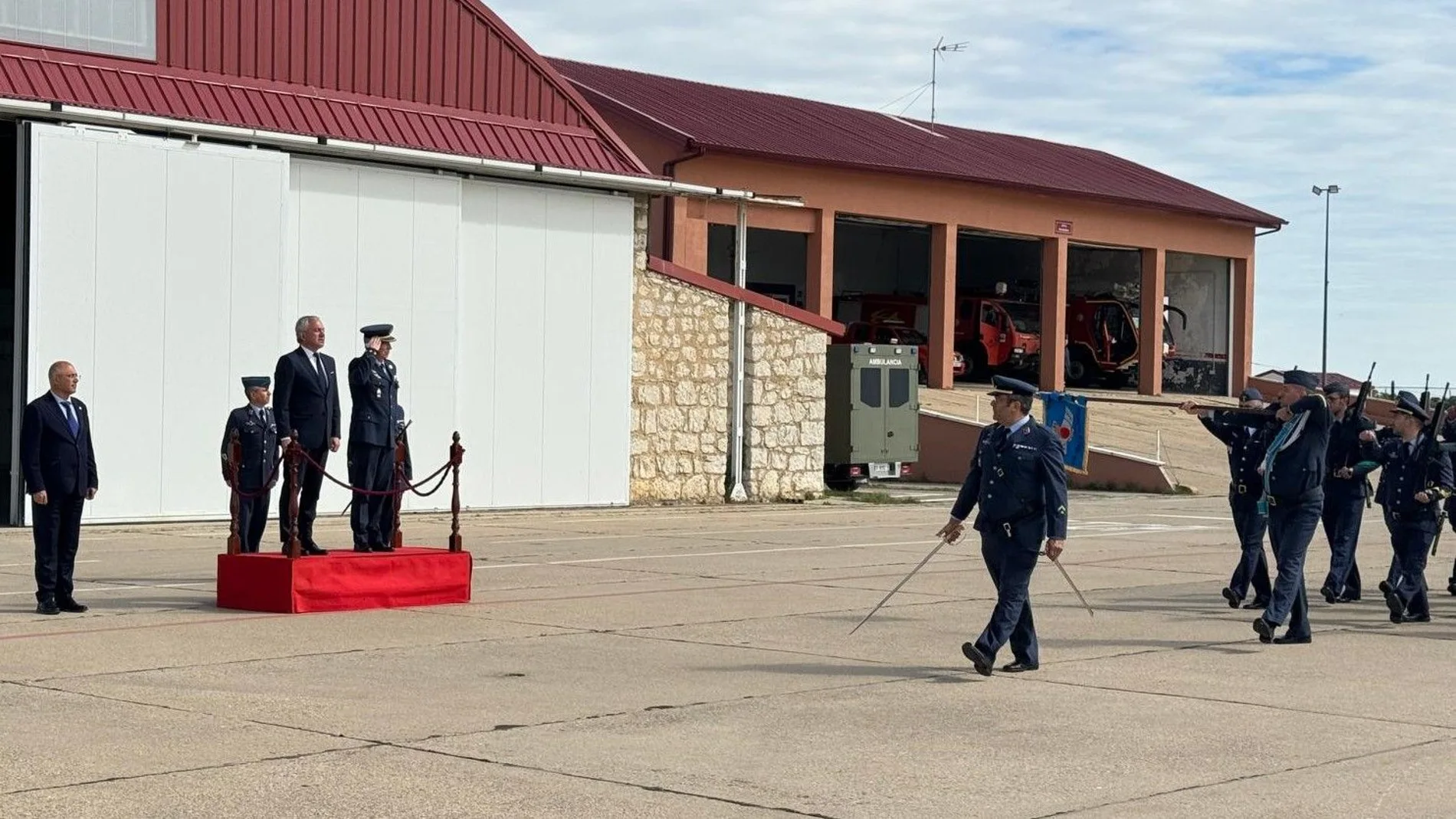 Nicanor Sen preside el acto castrense en Villanubla junto l coronel jefe de la Base Aérea y jefe del ALA 27, José María Santé